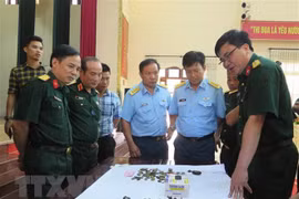Lực lượng chức năng tìm hiểu các mẫu vật cất bốc được tại Bộ Chỉ huy Quân sự tỉnh Thái Nguyên. (Ảnh: Quân Trang/TTXVN)