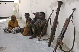 Các phần tử nghi là thành viên al-Shabaab có liên hệ với mạng lưới khủng bố Al Qaeda bị bắt giữ tại Mogadishu, Somalia ngày 5/5/2016. (Ảnh: AFP/ TTXVN)