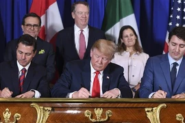 Tổng thống Mexico Enrique Pena Nieto, Tổng thống Mỹ Donald Trump và Thủ tướng Canada Justin Trudeau chính thức ký Hiệp định USMCA tại thủ đô Buenos Aires (Argentina) ngày 30/11/2018. (Ảnh: AFP/ TTXVN)