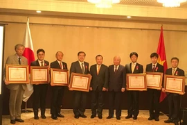 Ông Vũ Hồng Nam, Đại sứ Việt Nam tại Nhật Bản và ông Nguyễn Quốc Triệu, Trưởng ban Bảo vệ, Chăm sóc sức khỏe cán bộ Trung ương chụp ảnh lưu niệm với các bác sỹ Trung tâm Quốc gia về Y học và Chăm sóc sức khỏe toàn cầu Nhật Bản. (Ảnh: Thành Hữu/TTXVN)