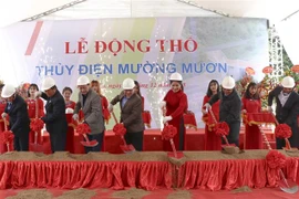 Đại biểu thực hiện Lễ động thổ nhà máy thủy điện Mường Mươn. (Ảnh: Văn Dũng/TTXVN)