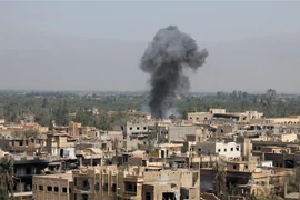 Khói bốc lên sau một vụ không kích tại Deir Ezzor, Syria ngày 13/8/2018. (Ảnh: AFP/ TTXVN)