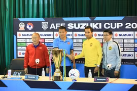 Tiền đạo Nguyễn Anh Đức và thủ môn Farizal Marliase tại họp báo trước trận đấu. (Ảnh: Trọng Đạt/TTXVN)