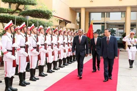 Bộ trưởng Bộ Công an Tô Lâm và Bộ trưởng Bộ Nội vụ kiêm Bộ trưởng Bộ Pháp luật Singapore K. Shanmugam duyệt đội danh dự Công an nhân dân Việt Nam. (Ảnh: Văn Điệp/TTXVN)