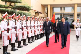 Bộ trưởng Bộ Công an Tô Lâm và Bộ trưởng Bộ Nội vụ kiêm Bộ trưởng Bộ Pháp luật Singapore K. Shanmugam duyệt đội danh dự Công an nhân dân Việt Nam. (Ảnh: Văn Điệp/TTXVN)