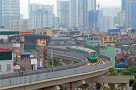 Đoàn tàu Cát Linh-Hà Đông vào ga La Thành. (Ảnh: Huy Hùng/TTXVN)