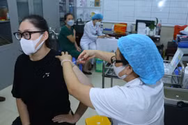 Tiêm vaccine Moderna cho người dân quận Hoàn Kiếm sáng 28/7. (Ảnh: Hoàng Hiếu/TTXVN)