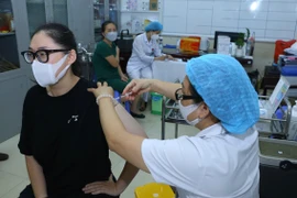 Tiêm vaccine Moderna cho người dân quận Hoàn Kiếm sáng 28/7. (Ảnh: Hoàng Hiếu/TTXVN)