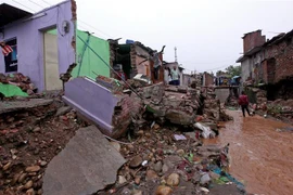 Nhà cửa bị phá hủy do mưa lũ tại khu vực Kashmir thuộc kiểm soát của Ấn Độ. (Ảnh: AFP/TTXVN)