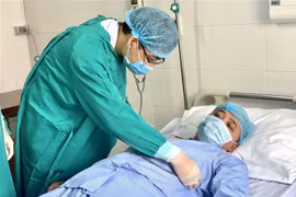 Bệnh nhân L.Đ.T có tiền sử viêm cầu thận mạn từ năm 2005, được chẩn đoán bệnh thận mạn giai đoạn cuối và phải lọc máu chu kì 3 lần/ tuần. (Ảnh: Hoa Mai/TTXVN)