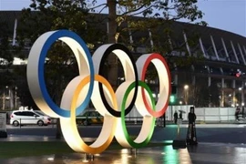 Vòng tròn Olympic được trưng bày tại sân vận động Quốc gia Tokyo, Nhật Bản. (Ảnh: Kyodo/TTXVN)