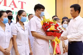 Lãnh đạo tỉnh Phú Thọ tặng hoa, động viên đoàn cán bộ y tế tỉnh Phú Thọ lên đường hỗ trợ tỉnh Bình Dương chống dịch COVID-19. (Ảnh: Trung Kiên/TTXVN)