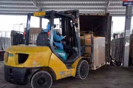 Hoạt động bốc xếp hàng hóa tại bãi kiểm hóa Tân Đại Dương, cửa khẩu quốc tế Móng Cái, thành phố Móng Cái. (Ảnh: Bùi Đức Hiếu/TTXVN)