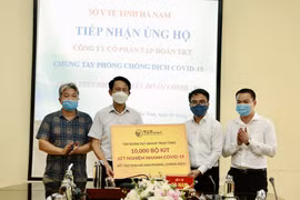 Ông Trần Viết Huệ, Phó Giám đốc Sở Y tế, đại diện Ban Chỉ đạo phòng chống dịch COVID-19 tỉnh Hà Nam, tiếp nhận 10.000 bộ kit xét nghiệm nhanh COVID-19 do Tập đoàn T&T Group trao tặng. (Nguồn: Tập đoàn T&T Group)