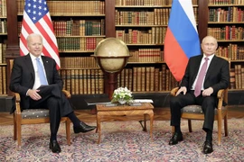 Tổng thống Mỹ Joe Biden (phải) và Tổng thống Nga Vladimir Putin (trái) trong cuộc gặp tại Geneva, Thụy Sĩ, ngày 16/6. (Ảnh: AFP/TTXVN)