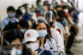 Người dân chờ tiêm vaccine ngừa COVID-19 tại San Juan, Philippines. (Ảnh: THX/TTXVN)