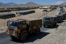 Xe quân sự di chuyển tới khu vực ở Ladakh, nơi có Đường kiểm soát thực tế (LAC) phân giới giữa Trung Quốc và Ấn Độ, ngày 15/9/2020. (Ảnh: Reuters/TTXVN)