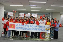 Ông Kohata Hiroshi, Thị trưởng Fukushima, ông Yasuo Shiraiwa, Chủ tịch Hội Hữu nghị Fukushima-Việt Nam và người dân hai nước cổ vũ cho đoàn thể thao Việt Nam. (Ảnh: Đào Thanh Tùng/TTXVN)