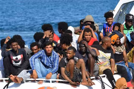Người di cư đến từ Tunisia và Libya được cứu. (Ảnh: AFP/TTXVN)