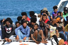Người di cư đến từ Tunisia và Libya được cứu. (Ảnh: AFP/TTXVN)