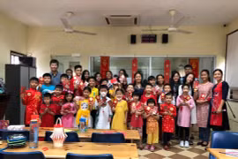 Cô, trò lớp học tiếng Việt tại Đại sứ quán Việt Nam tại Malaysia. (Ảnh: Hằng Linh/Vietnam+)