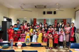 Cô, trò lớp học tiếng Việt tại Đại sứ quán Việt Nam tại Malaysia. (Ảnh: Hằng Linh/Vietnam+)