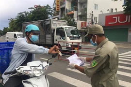 Tỉnh Bình Dương bắt đầu siết chặt giãn cách xã hội, yêu cầu người dân không ra đường từ khung giờ 18 giờ đến 6 giờ sáng kể từ ngày 28/7. (Ảnh: Văn Hướng/TTXVN)