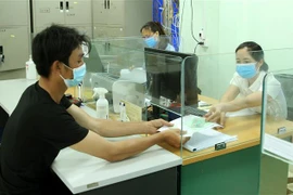 Người lao động đến trung tâm giới thiệu việc làm tỉnh Lào Cai làm thủ tục hưởng trợ cấp thất nghiệp. (Ảnh: Quốc Khánh/TTXVN)