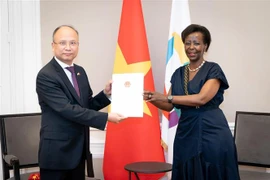 Đại sứ Việt Nam Đinh Toàn Thắng trình thư ủy nhiệm lên bà Tổng thư ký OIF Louise Mushikiwabo. (Ảnh: Tổ chức quốc tế Pháp ngữ cung cấp)