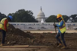 Công nhân tại một công trường gần Đồi Capitol. (Nguồn: AP)