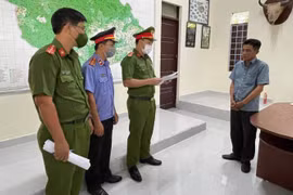Ông Hoàng Công Ý nhận quyết định khởi tố. (Nguồn: nongnghiep.vn)