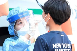 Một điểm xét nghiệm COVID-19 ở Chuncheon, Hàn Quốc. (Ảnh: YONHAP/TTXVN)