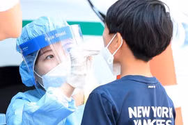 Một điểm xét nghiệm COVID-19 ở Chuncheon, Hàn Quốc. (Ảnh: YONHAP/TTXVN)