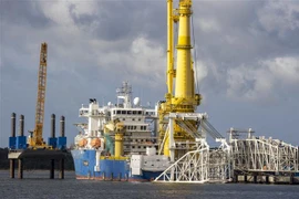 Tàu Akademik Cherskiy của Nga tham gia lắp đặt đường ống dẫn khí đốt của dự án Dòng chảy phương Bắc 2 neo tại cảng Mukran, gần Sassnitz, Đông Bắc Đức. (Ảnh: AFP/TTXVN)