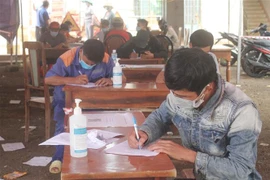 Người dân khai báo y tế tại Chốt kiểm soát dịch bệnh. (Ảnh: Tuấn Anh/TTXVN)