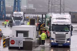 Xe tải rời cảng Larne ở Bắc Ireland. (Nguồn: PA)