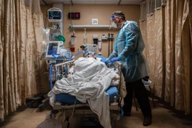 Điều trị cho bệnh nhân nhiễm COVID-19 tại Apple Valley, California, Mỹ. (Ảnh: AFP/TTXVN)