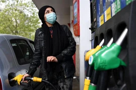 Bơm xăng cho phương tiện tại một trạm xăng ở Paris, Pháp. (Ảnh: AFP/TTXVN)