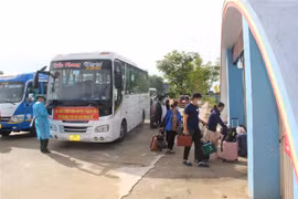 Công dân huyện Thạch Hà về tại điểm cách ly tập trung trường Mầm non 1 Thị trấn Thạch Hà (Hà Tĩnh). (Ảnh: Hoàng Ngà/TTXVN)