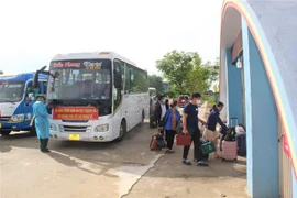 Công dân huyện Thạch Hà về tại điểm cách ly tập trung trường Mầm non 1 Thị trấn Thạch Hà (Hà Tĩnh). (Ảnh: Hoàng Ngà/TTXVN)
