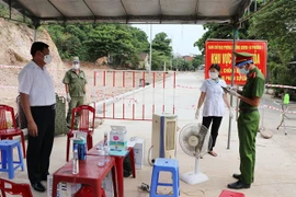 Chốt phong tỏa khu phố 1, phường 1, thành phố Tuy Hòa, Phú Yên. (Ảnh: Phạm Cường/TTXVN)