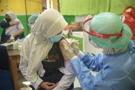 Nhân viên y tế tiêm vaccine phòng COVID-19 cho người dân tại Jakarta, Indonesia. (Ảnh: THX/TTXVN)