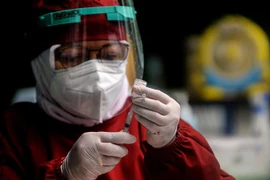 Nhân viên tế chuẩn bị mũi tiêm vaccine ngừa COVID-19 tại Tangerang, Indonesia. (Ảnh: THX/TTXVN)