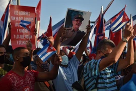 Người dân Cuba tham gia cuộc míttinh bày tỏ quyết tâm bảo vệ cách mạng và chủ quyền Tổ quốc tại thủ đô La Habana, ngày 17/7. (Ảnh: AFP/TTXVN)