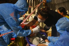 Lực lượng y tế thức trắng đêm xét nghiệm COVID-19 cho khoảng 40.000 người dân. (Ảnh: Huyền Trang/TTXVN)