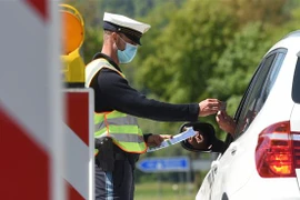 Cảnh sát kiểm tra các phương tiện tại khu vực biên giới Đức-Áo, gần làng Oberaudorf, Đức. (Ảnh: AFP/TTXVN)