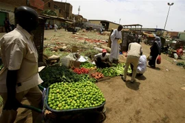 Người dân mua bán thực phẩm tại một khu chợ ở Khartoum, Sudan. (Ảnh: AFP/TTXVN)