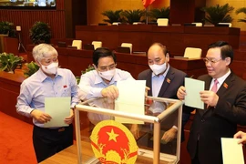 Chủ tịch nước Nguyễn Xuân Phúc, Thủ tướng Phạm Minh Chính, Chủ tịch Quốc hội Vương Đình Huệ, Chủ tịch Ủy ban Trung ương MTTQ Việt Nam Đỗ Văn Chiến bỏ phiếu bầu. (Ảnh: Dương Giang/TTXVN)