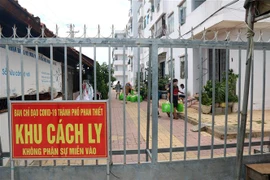 Khoanh vùng, cách ly khu vực có ca F0. (Ảnh: Nguyễn Thanh/TTXVN)