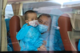 Công dân Đà Nẵng lên xe ôtô về nơi cách ly sau chặng bay từ Thành phố Hồ Chí Minh về Đà Nẵng. Đây là các công dân Đà Nẵng đầu tiên từ Thành phố Hồ Chí Minh về Đà Nẵng trong đợt 1 để hỗ trợ phòng, chống dịch COVID-19 đang diễn biến phức tạp tại Thành phố n